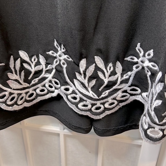 Woman’s Black Blouse With White stitch Design Trim 3/4 sleeve Like New - Picture 4 of 8